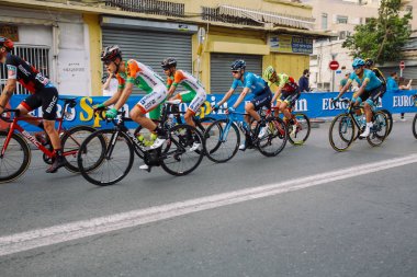 Bisikletçiler yolculuğu 05 Mayıs 2018 İsrail Tel Aviv sokaklarında İtalya Bisiklet Turu yarış sırasında paket