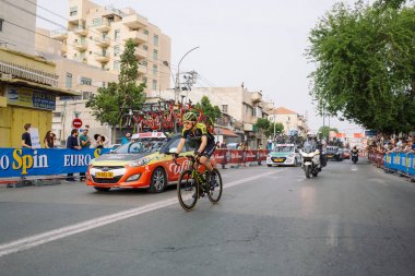 Bisikletçiler yolculuğu 05 Mayıs 2018 İsrail Tel Aviv sokaklarında İtalya Bisiklet Turu yarış sırasında paket