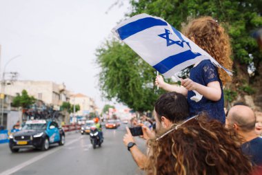 Bisikletçiler yolculuğu 05 Mayıs 2018 İsrail Tel Aviv sokaklarında İtalya Bisiklet Turu yarış sırasında paket