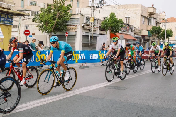 Pakiet z jazdą rowerzystów podczas Giro d'Italia wyścigu na ulicach Tel Awiw w Izraelu na 05 maja 2018 r. — Zdjęcie stockowe