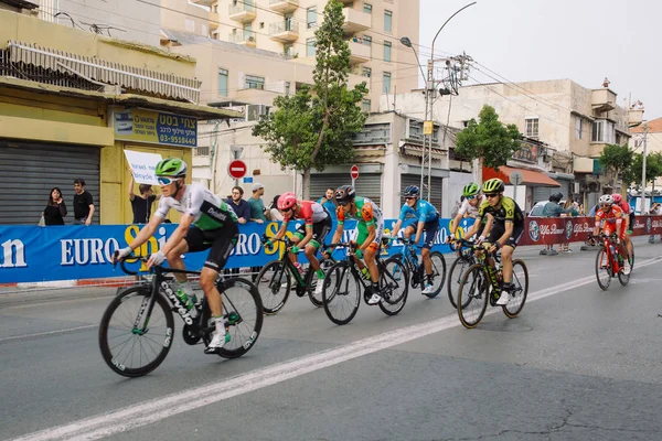Bisikletçiler yolculuğu 05 Mayıs 2018 İsrail Tel Aviv sokaklarında İtalya Bisiklet Turu yarış sırasında paket — Stok fotoğraf