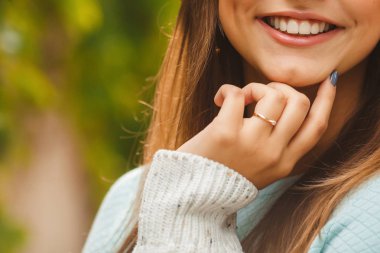 Ağız ve eller güzel kız gülümseyerek kapatın