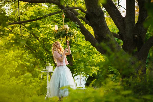 Fată frumoasă în rochie de mireasă pozând la apus de soare în parc — Fotografie, imagine de stoc