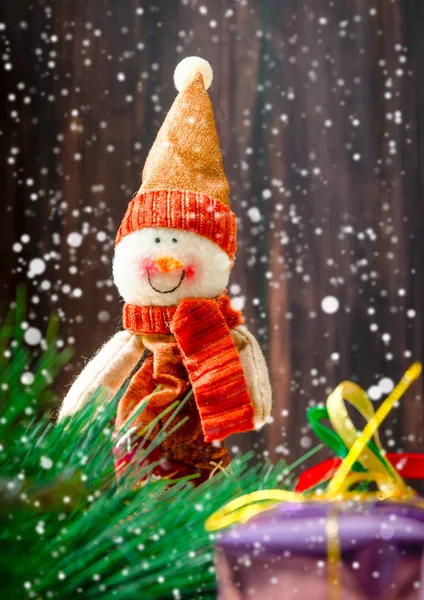 Boneca boneco de neve stand no dia de inverno queda de neve — Fotografia de Stock
