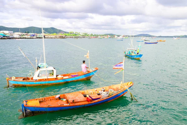 Thai fisherman mooring fishing boat — Stock Photo, Image