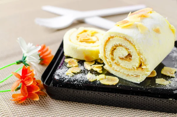 Torta de esponja suiza con mermelada de mantequilla —  Fotos de Stock