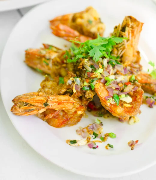 Crevettes sel frit avec poivre et herbes — Photo