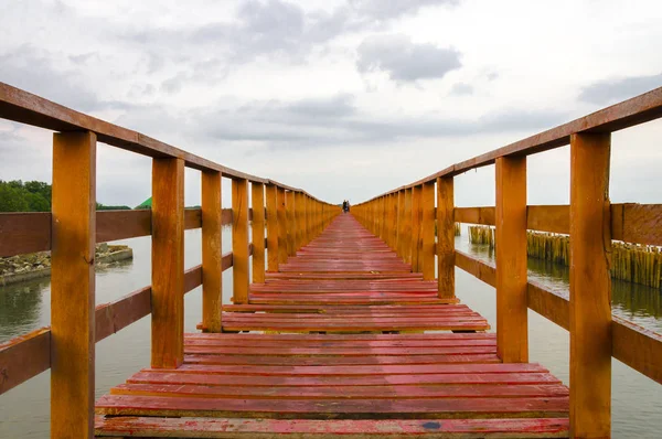 Ponte di legno rosso a Bang Khun Tian, Bangkok, Thailandia — Foto Stock