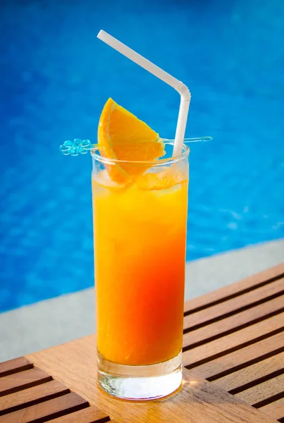 Suco de laranja em um copo na mesa de madeira — Fotografia de Stock