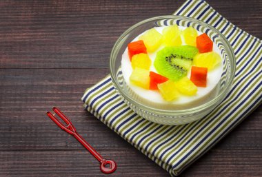 meyve salatası tatlı sütle muhallebi