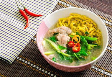 Kızarmış erişte ve et suyu sosu