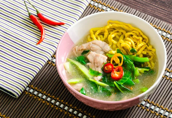 Kızarmış erişte ve et suyu sosu