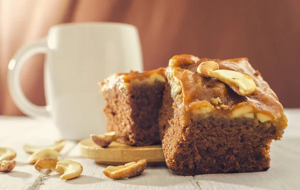 Fıstık ve kahve karamel kremalı kek şekerleme — Stok fotoğraf