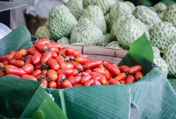 Rote Mini-Tomaten auf dem Gemüse- und Obstmarkt — Stockfoto
