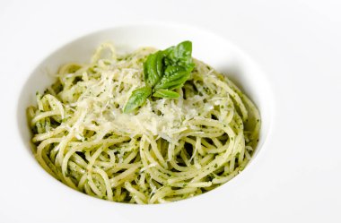 Beyaz tabakta pesto soslu spagetti makarna