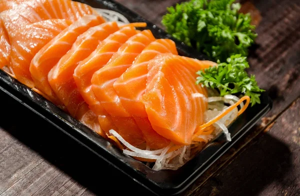 Japonské jídlo sashimi raw plátek lososa — Stock fotografie