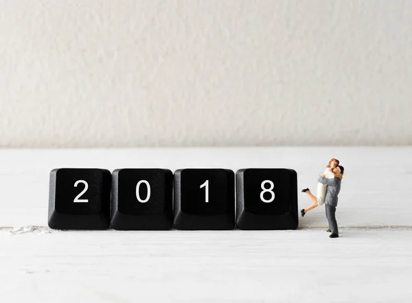 Miniature People Couple Hugging Computer Keyboard Button 2018 New Year — Stock Photo, Image