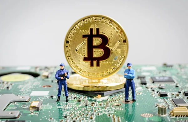 minyatür güvenlik görevlisi subay ayakta ve koruma mavi baskı devre board.digital Döviz Alım blockchain crytocurrencies kavramı sikkelerinde altın bitcoin önünde