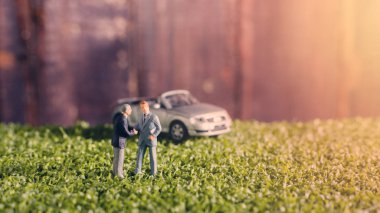 iki minyatür işadamı insanlar el sıkışma. iş işbirliği kavramı