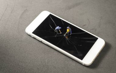 iki minyatür çalışan cep telefonu kırık hasar ekranına sondaj