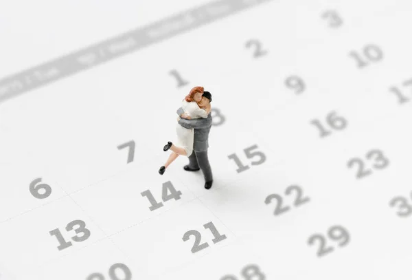 Miniature Couple Hugging Calendar 14Th February Valentine Day Concept — Stock Photo, Image