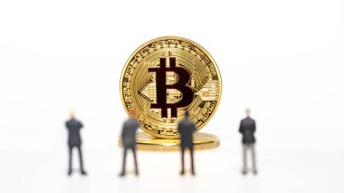 minyatür işadamı duran ve bitcoin önünde arıyorum. dijital para blockchain crytocurrencies kavramı