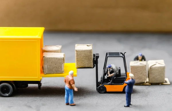 minyatür ambarı işçilerin forklift taşıma ürünler kutusuna yarı kamyon römork .logistics ambar navlun taşıma konsepti ile