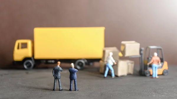 Homem Negócios Miniatura Olhando Para Trabalhadores Que Transportam Produtos Caixa — Fotografia de Stock