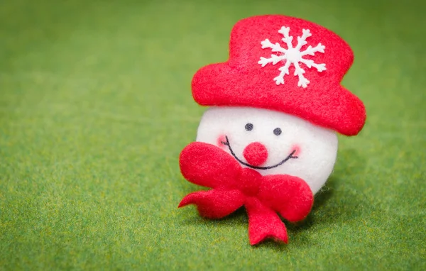 Sorrindo Boneco Neve Natal Decoração Boneca Fundo Grama Verde — Fotografia de Stock