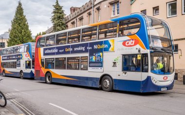 Cambridge, İngiltere - 4 Nisan 2016: Çift katlı otobüs dış grand arcade otobüs durağına kadar 4 Nisan 2016 üzerinde sıraya alınan Citi Cambridge