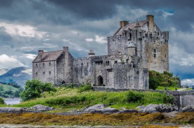 Eilean Donan Kalesi düşük Tide at