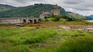 Eilean Donan Kalesi, Loch Duich, Scotish highlands, İngiltere ile bulutlu bir günde