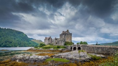 Eilean Donan Kalesi, Loch Duich, Scotish highlands, İngiltere ile bulutlu bir dramatik gökyüzü