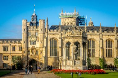 Cambridge, Amerika Birleşik Devletleri - 12 Ekim, 2016: insanlar önünde ünlü Trinity college Cambridge bir parlak yaz gününde