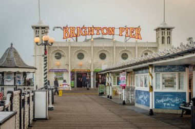 Brighton, Sussex, İngiltere - 30 Aralık, 2016: Brighton Pier hemen önce günbatımı, Sussex, İngiltere görünümünü yakından