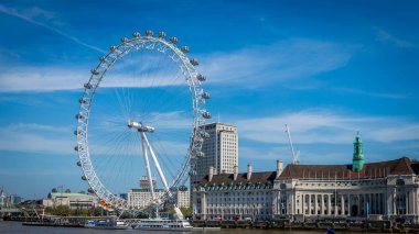 Londra, İngiltere, Birleşik Krallık - 8 Mayıs 2016. Thames Nehri diğer tarafta London eye harika bir manzara keyfi