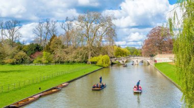Cambridge, Büyük Britanya - 17 Haziran: insanlar bir parlak güneşli yaz hafta sonu, Cambridge Cam nehirde sandal