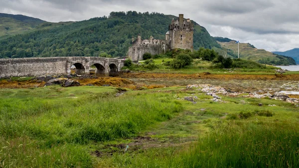 Eilean Donan Kalesi Loch Duich Scotish Highlands Ngiltere Ile Bulutlu — Stok fotoğraf