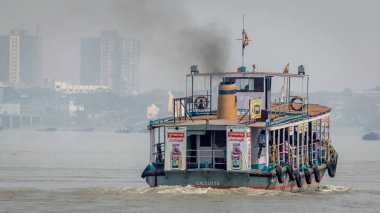 Kolkata, Hindistan - 4 Mart 2018: bir feribot geçiş nehir Ganj ya da Ganga yalıtılmış görünümünü Howrah, Kalküta, Batı Bengal, Hindistan Kalküta şehir üzerinden taşıt ile