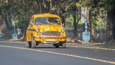 Kolkata, Hindistan - 11th Mart 2018: İkonik sarı Hint takside Kalküta (Kolkata) Hindistan. Büyükelçi taksi artık Hindustan Motors tarafından inşa edilmiştir ama binlerce hala birçok Hintli şehrin sokaklarında kalır