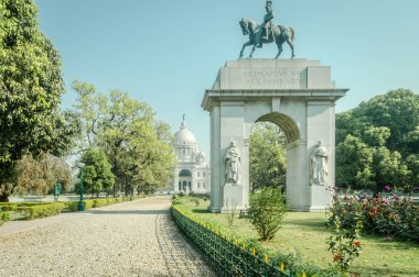 Kalküta, Batı Bengal, Hindistan - 11 Mart, 2018: Edwards VII ünlü Victoria Memorial Gardens Körfezi güneşli bir günde, Kalküta, Batı Bengal (Calcutta), Hindistan heykeli