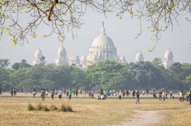 Kolkata Maidan, Kalküta, Hindistan - 11 Mar, 2018: meydan oynayanlar, en büyük oyun alanında Kolkata (Calcutta) içinde belgili tanımlık geçmiş ünlü Victoria Memorial ile bu güzel güneşli hafta sonu üzerinde açın.