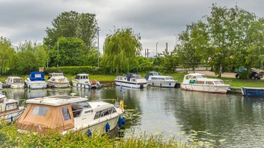 Ely, Cambridgeshire, İngiltere - 29 Mayıs 2016: Farklı türleri ve boyutları tekne turist işe almak için yaz aylarında Ely büyük nehir Ouse Nehri'nin satır