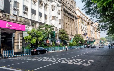 Kolkata, Hindistan - 18 Mart 2018: Vintage sömürge binaları ünlü Park Street Kolkata erken sabah şehir trafik ile