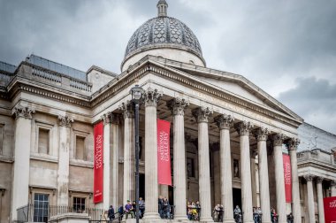 Hey, İngiltere - 21 Mayıs 2016: National Gallery, Trafalgar Square, Londra, Birleşik Krallık görünümünden gelen turist