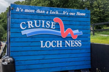 Loch Ness, Inverness, İskoçya, İngiltere - 31 Temmuz 2016: Loch Ness Cruise ünlü Loch Ness, İskoçya, Birleşik Krallık giderken okuma bir yönetim kurulu