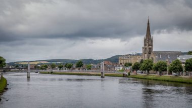 Inverness cityscape nehir Ness, eski yüksek Kilisesi ve ücretsiz Kilisesi. Inverness, Scotland, İngiltere