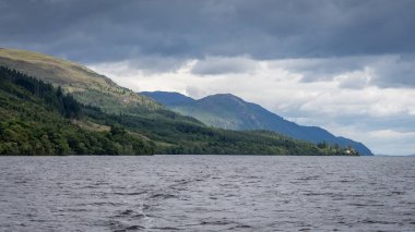 Ünlü Loch Ness parlak güneşli bir günde, Inverness, İskoçya, Birleşik Krallık
