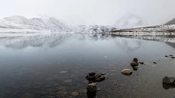 Una Vista Del Lago Gurudongmar Con Picos Nevados Sikkim India — Foto de Stock