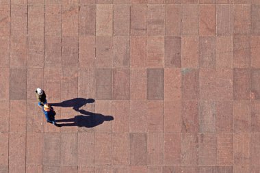 İnsanlar yukarıdan ateş şehir merkezinde meydanında